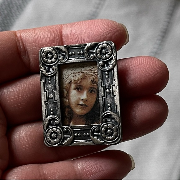 Miniature Vintage PAPEL Freelance Taiwan Brand Pewter Frame 1970's Brooch Pin - Picture 9 of 9